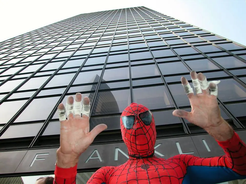 Client déguisé en Spider-Man sur un lieu de tournage emblématique du film.