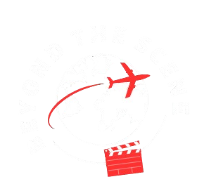 Logo de l’agence de voyage "Beyond The Scene" avec un globe terrestre en fond, un avion rouge en mouvement et une bobine de film rouge, illustrant les voyages inspirés des lieux de tournage de films et séries cultes.