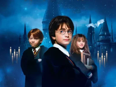Affiche du film Harry Potter mettant en scène Harry, Ron et Hermione, les trois héros principaux, prêts à affronter des aventures magiques. Explorez les lieux de tournage emblématiques de la saga culte, comme le château d’Alnwick, la gare de King's Cross et les Highlands d’Écosse, pour une immersion dans le monde des sorciers.