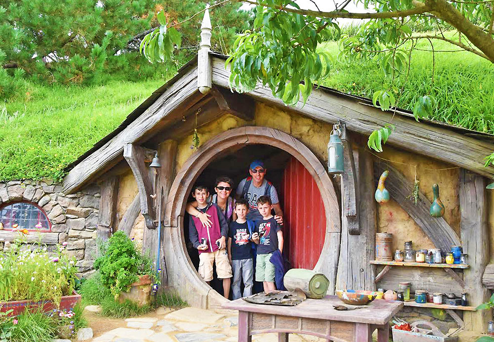 Famille dans les maisons du film "Le Seigneur des Anneaux" pendant un voyage sur un lieu de tournage mythique.