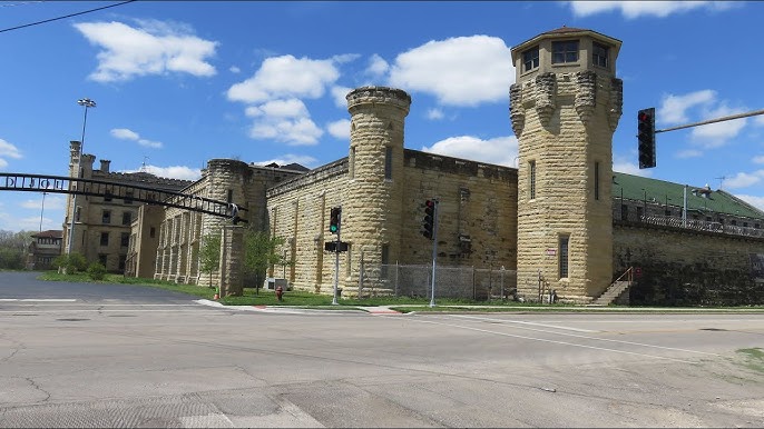 Voyage à travers les décors emblématiques de Prison Break – La prison de Joliet Correctional Center.