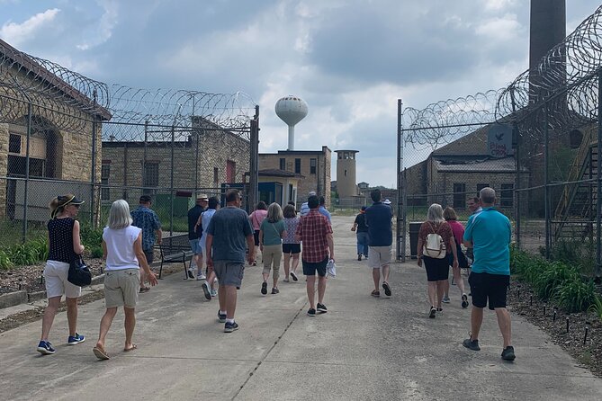 Un groupe en visite à la prison de Joliet.