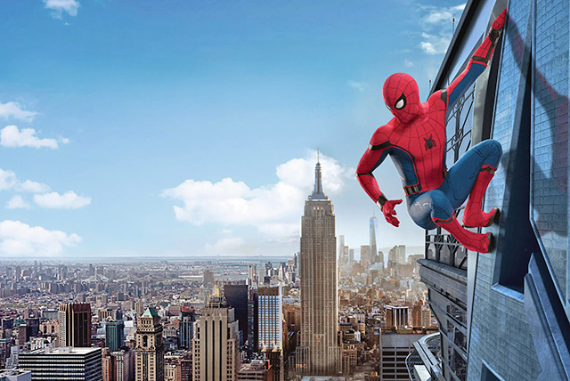 Spider-Man suspendu à un building avec New York en arrière-plan