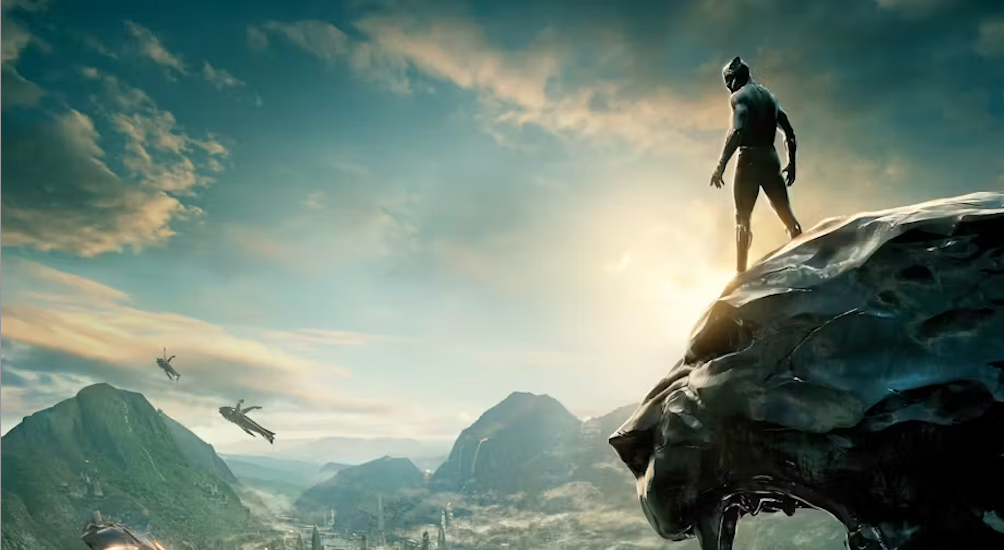 Black Panther sur une grande pierre en forme de tigre, avec des montagnes et une forêt verdoyante en arrière-plan, lieu de tournage de Black Panther