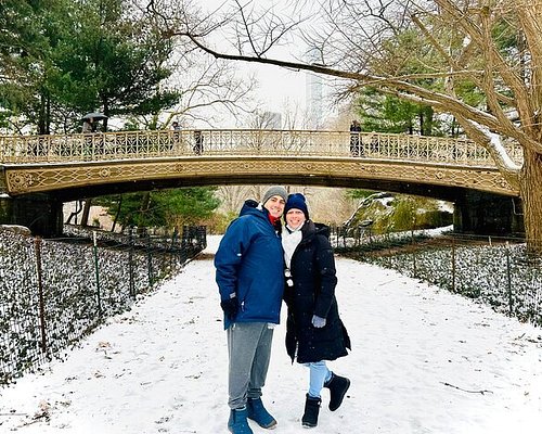 Femme et homme dans les rues de New York, sous la neige, lieu de tournage de Spider-Man – Voyage lieux de tournage Marvel