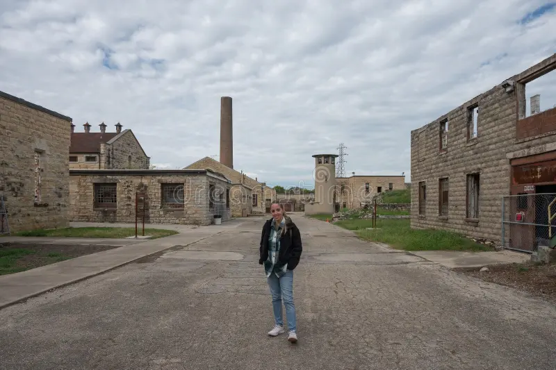 Voyage à travers les décors emblématiques de Prison Break – Sophie devant la prison de Joliet.